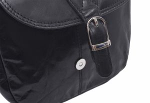Dámska kožená crossbody kabelka čierna farba