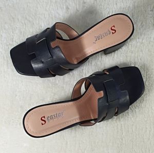 Dámske čierne šľapky na širokom stabilnom podpätku
